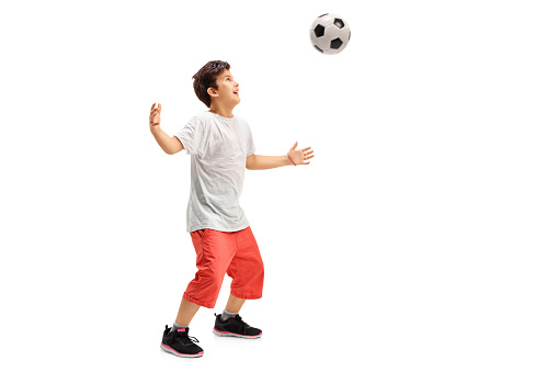 L’oeil du psychomotricien sur un enfant TDC jouant au ballon